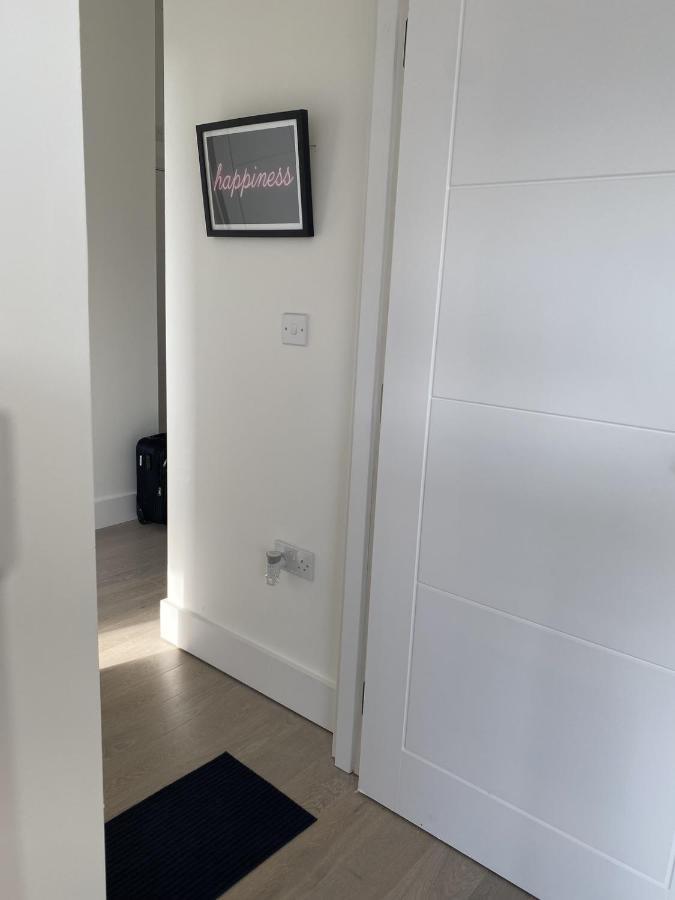 Central Location, Parking, Wi-Fi, Modern Apartment Μίλτον Κέινς Εξωτερικό φωτογραφία