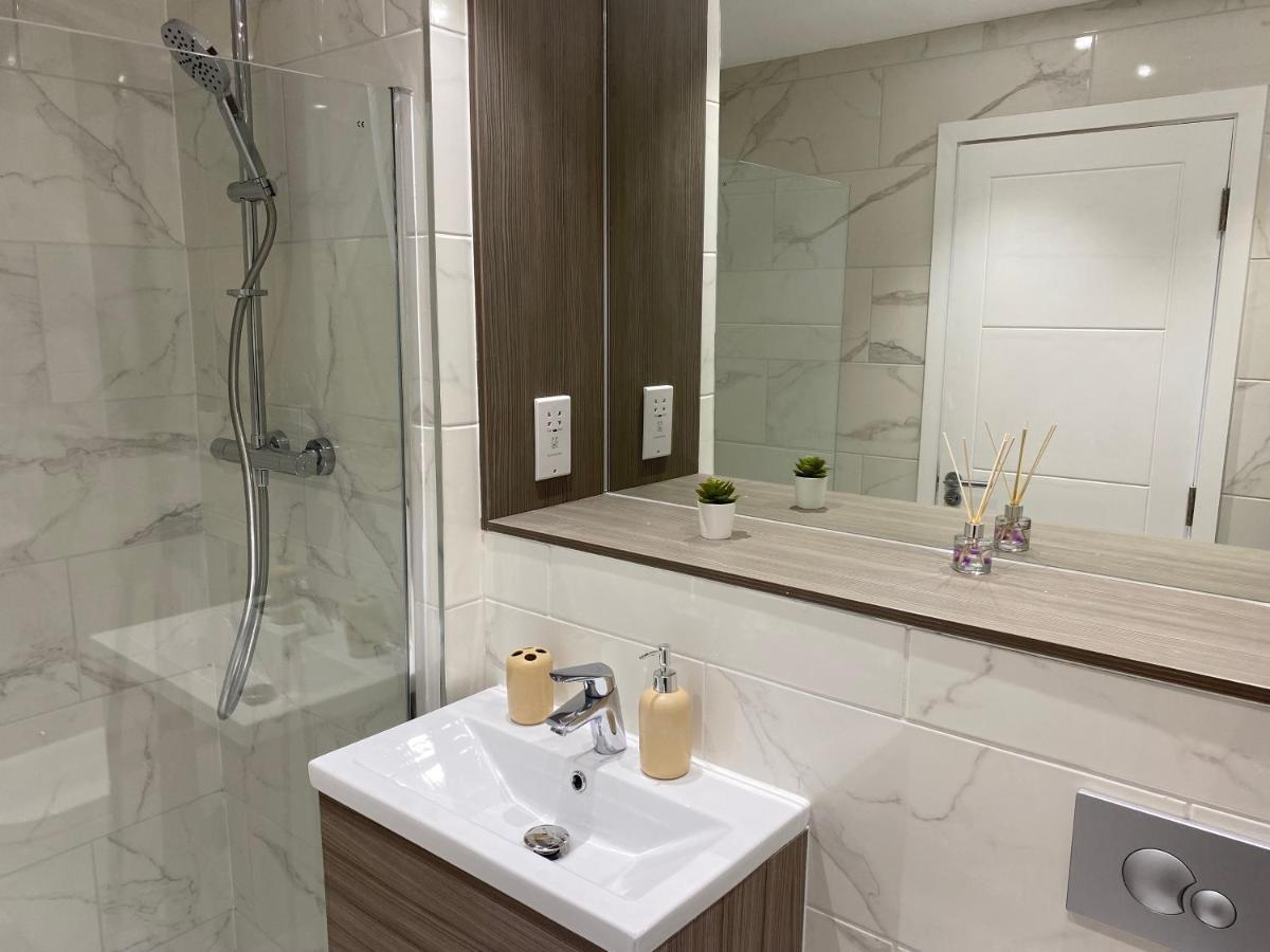 Central Location, Parking, Wi-Fi, Modern Apartment Μίλτον Κέινς Εξωτερικό φωτογραφία
