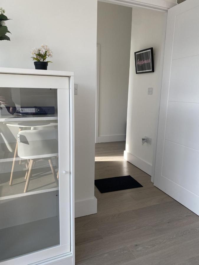 Central Location, Parking, Wi-Fi, Modern Apartment Μίλτον Κέινς Εξωτερικό φωτογραφία