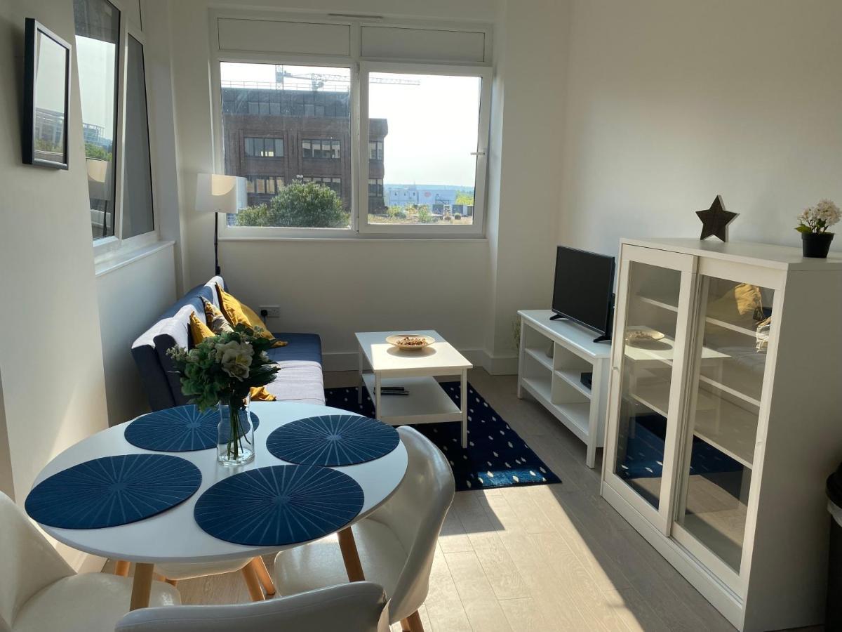 Central Location, Parking, Wi-Fi, Modern Apartment Μίλτον Κέινς Εξωτερικό φωτογραφία