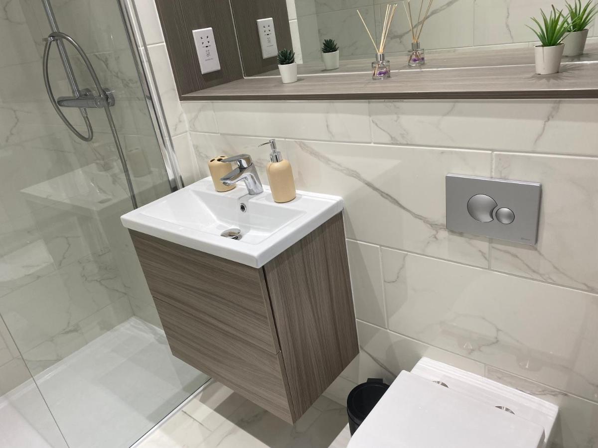 Central Location, Parking, Wi-Fi, Modern Apartment Μίλτον Κέινς Εξωτερικό φωτογραφία
